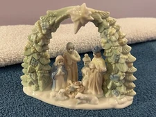 Christmas Nativity Manger porcelain JTS international OH7283