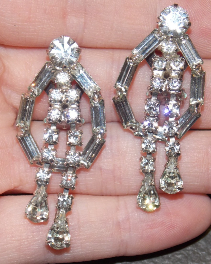 Vintage Clear  Rhinestone  Teardrop Dangle Silvertone  Clip Earrings Unsigned