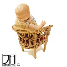 30er bis 50er Jahre Cellba Zelluloid Puppenhaus Puppe mit Rattan Puppensessel