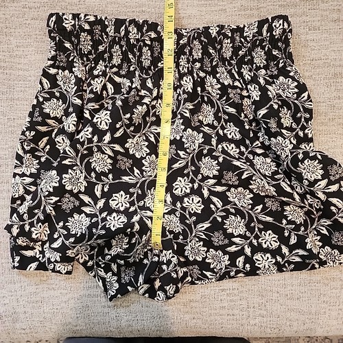Philosophy Republic Clothing Floral Shorts Ladies Size Med Black Cream Pockets  - Picture 8 of 9