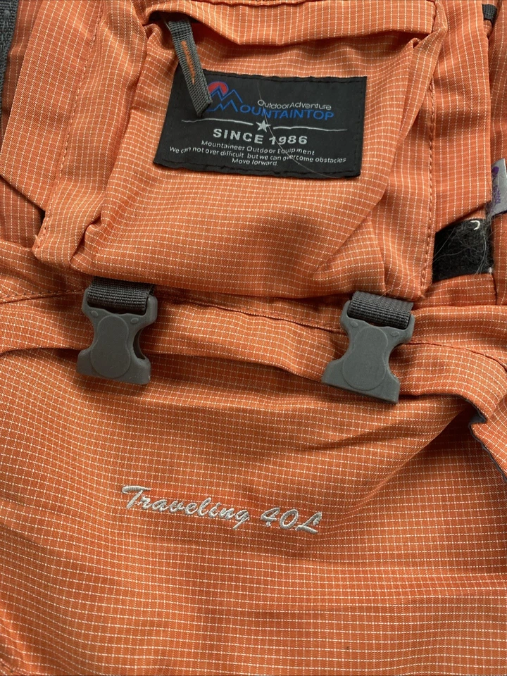 Mochila de senderismo en la cima de la montaña para viajar aventura al aire libre 40L bonita Foto 2 de 4