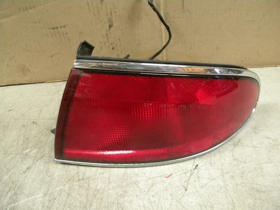 Luz trasera Buick Century Factory 2002 conjunto de luz de freno del lado derecho del pasajero Foto 4 de 4