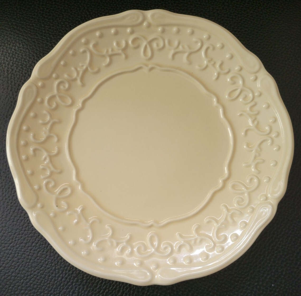 SET OF 4 TEMPTATIONS by TARA VINTAGE GRACE CREAM SALAD PLATES 8