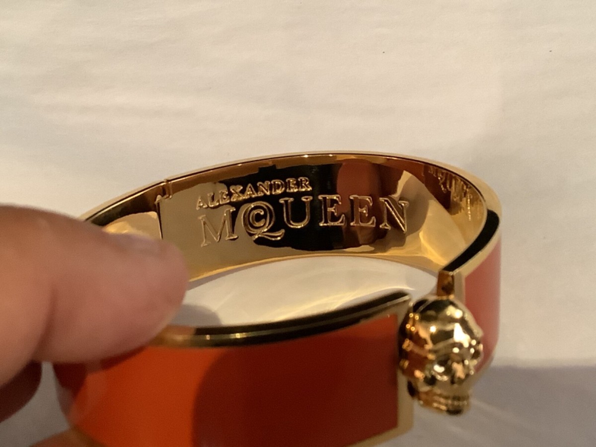 アクセサリー alexander mcqueen bangle accessory Alexander McQueen Enamel Skull Silver Tone Bangle Bracelet