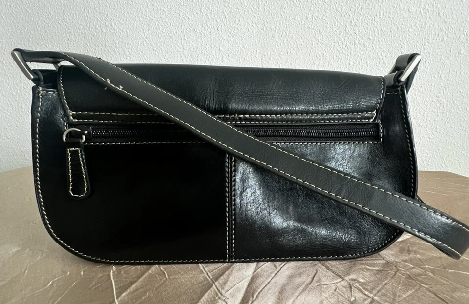 Cartera sobre Reaction Kenneth Cole cuero negro costuras blancas Foto 4 de 4