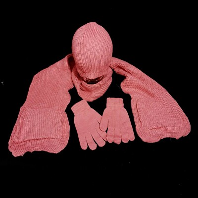 L'immagine di una ragazza con un cappello lavorato a maglia invernale con un pompon e