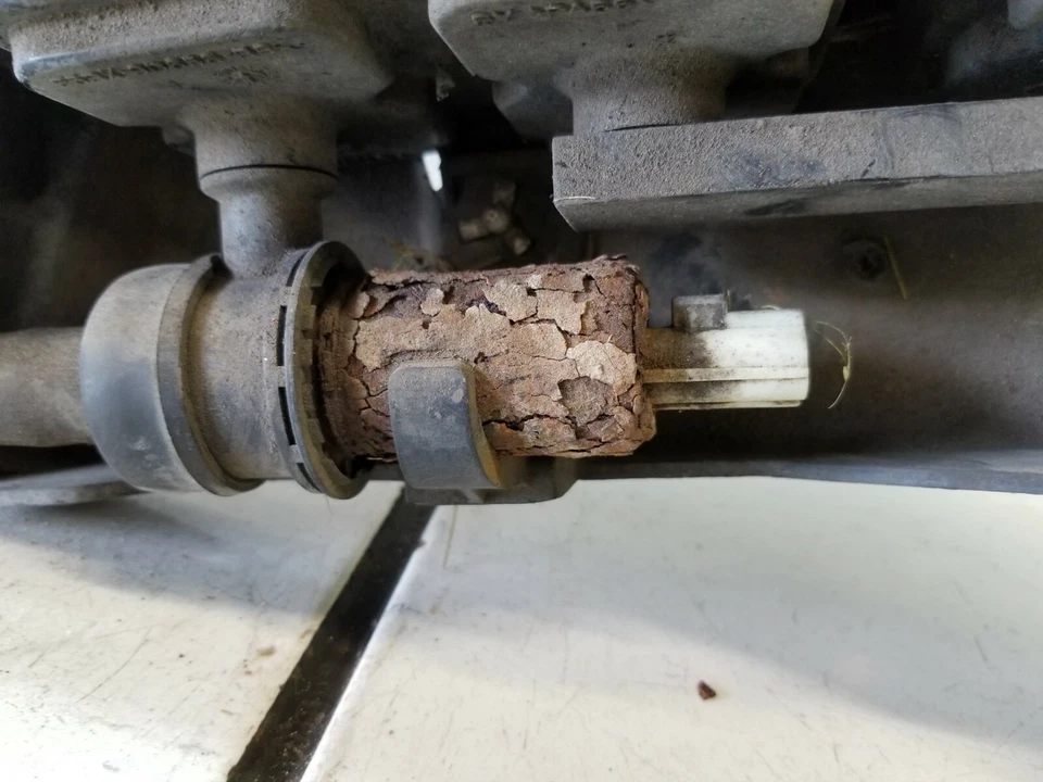 Lincoln Navigator 2003 bote de vapor de combustible de carbón Foto 2 de 4