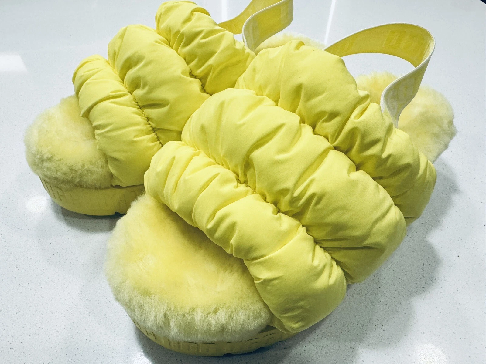 Sandalo da donna giallo canarino UGG Scrunchita plateau taglia 9 prezzo al dettaglio $120