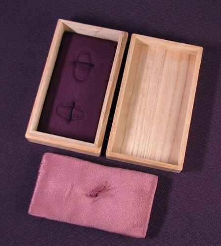 Antiguo samurai firmado por Iroe Kao con pájaro y Shakudo floral Edo Fuchi Kashira - Imagen 8 de 9
