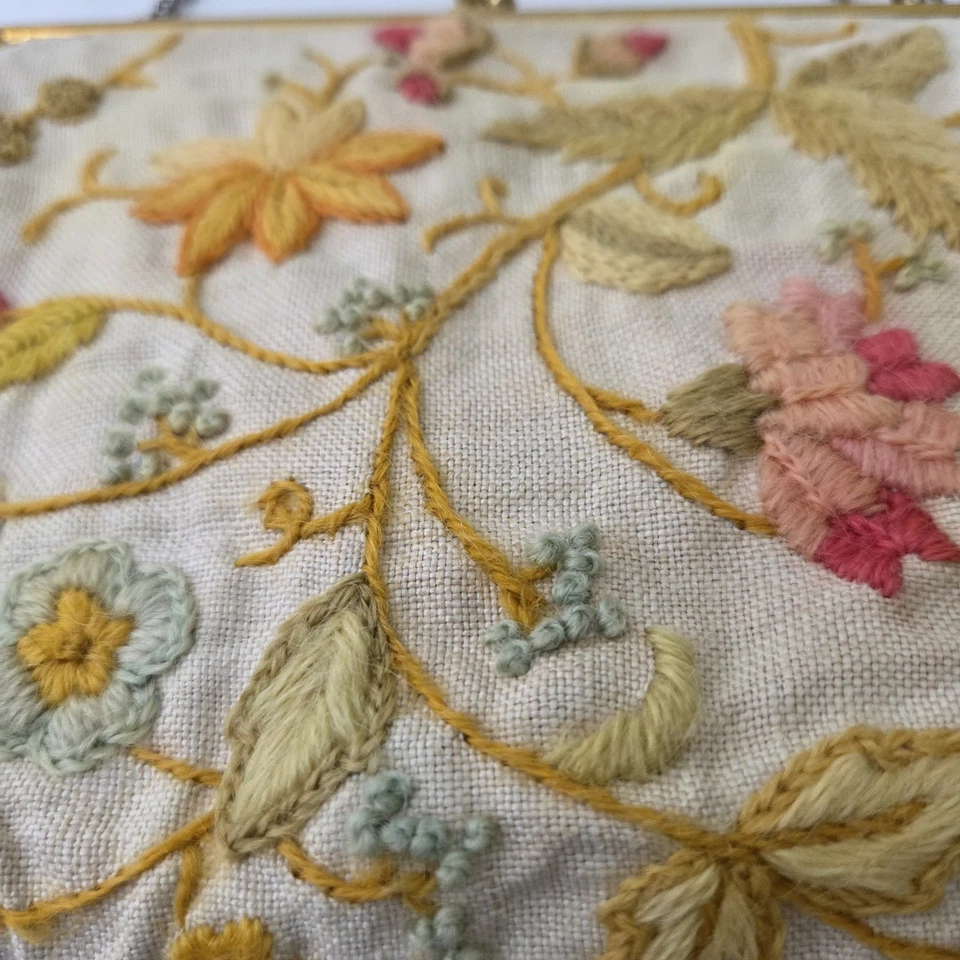 Cartera de lino crewel jacobea vintage con correa de cadena dorada diseño floral y enredaderas  Foto 2 de 4