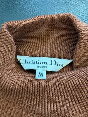 公式サイト より Christian Dior Sports CDロゴ Vネック ニット CDロゴ入りニットセーター M