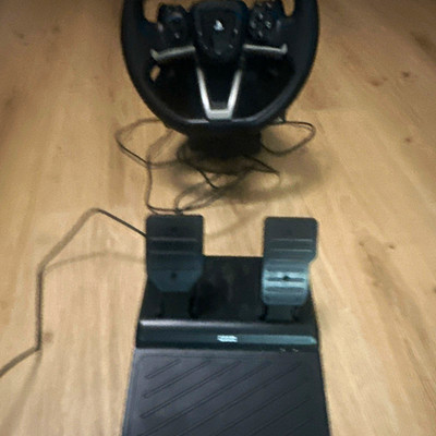 Thrustmaster Rennlenkrad für Sony PlayStation 5 mit Pedalen, verkabelt, Schwarz