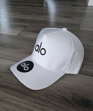 ALO YOGA Performance District Trucker Hat 