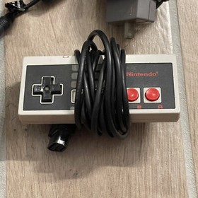 Nintendo NES Entertainment System Console NES-001 w/ 3 OEM Controllers & Cables