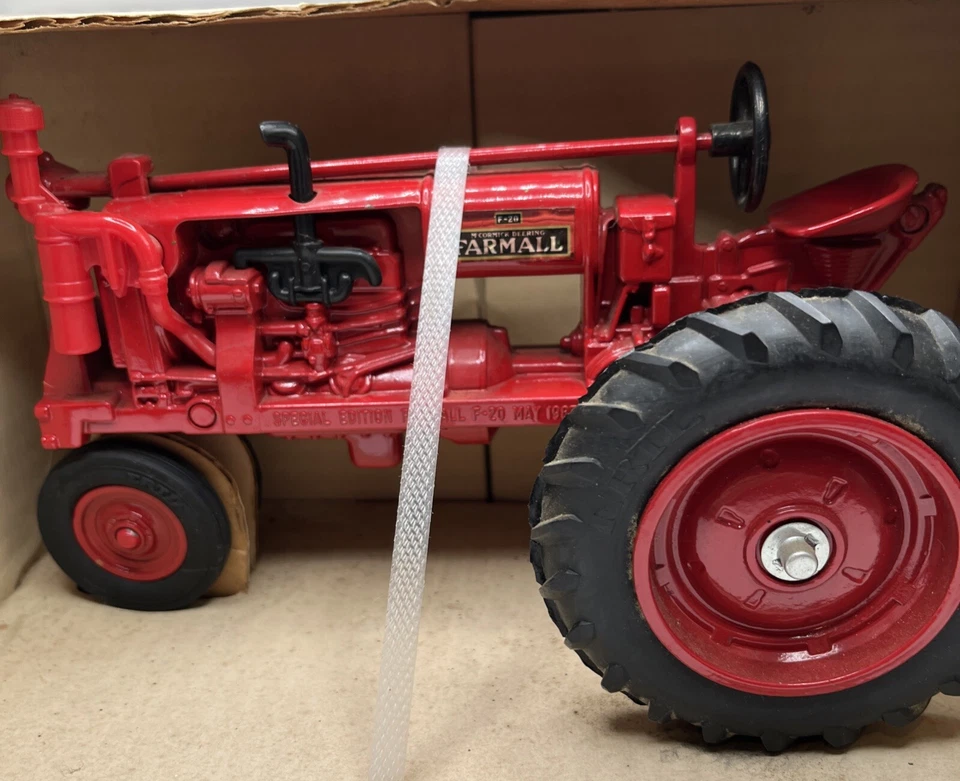 ERTL Farmall Tractor. McCormick-Derring F-20. 1/26 Scale.  Special Edition. New - Image 2 of 4