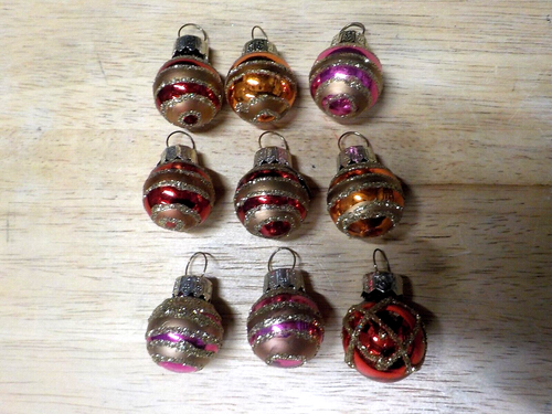 GLASS CHRISTMAS TREE WITH 9 GLASS BALLS AND MIRROR BASE NEW WITH SMALL TAG - 第 3/7 張圖片
