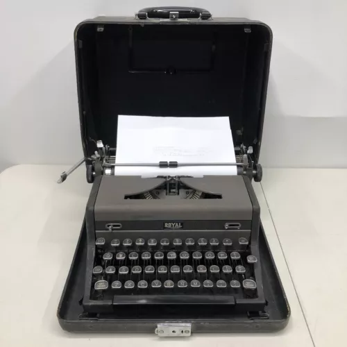 1948 Vintage Royal Quiet De Luxe Two Tone Manual Portable Typewriter with Case