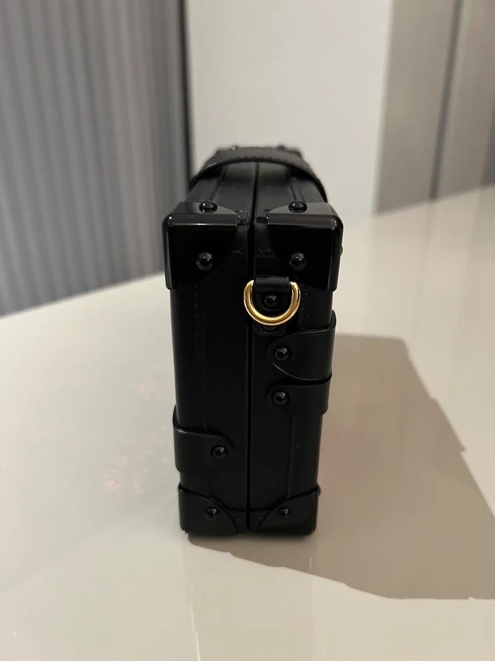 Louis Vuitton Petite Malle Paillette Edición Limitada - Pre-Loved Collector’s Pie Foto 3 de 4