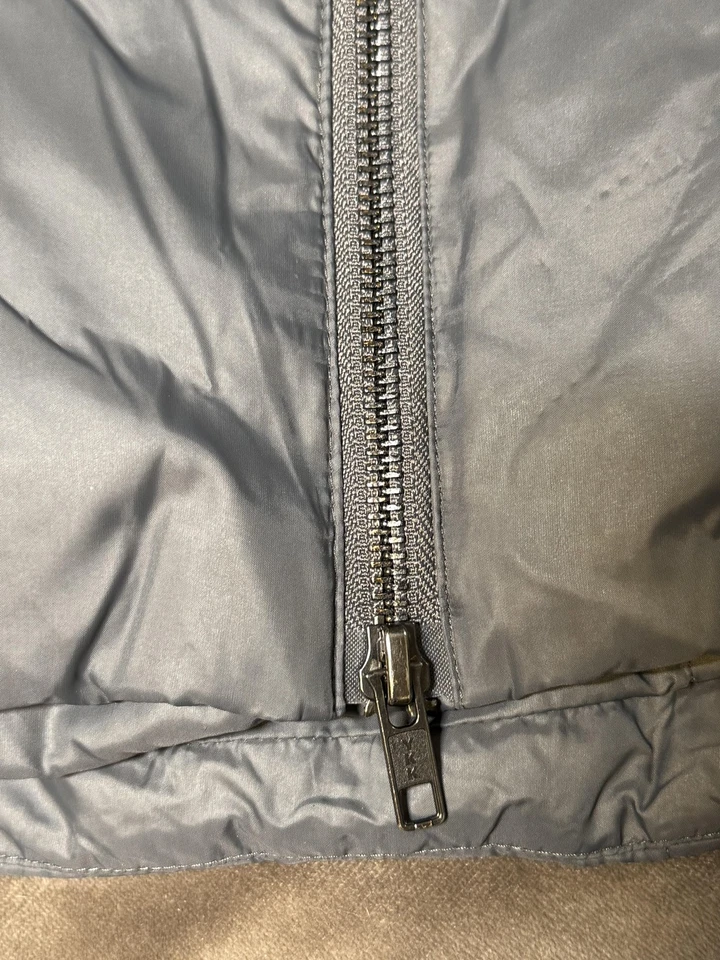 Chaleco acolchado de nailon reciclado gris M Eileen Fisher acolchado F4GGR Foto 4 de 4