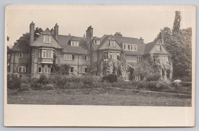 Großes Backstein Herrenhaus Einrichtung Schule oder Krankenhaus Gartenansicht altes Foto