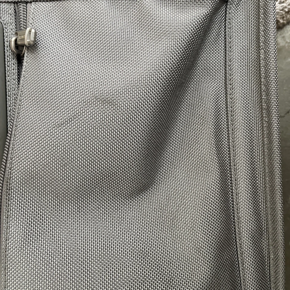 Equipaje bolsa de lona Tumi de nailon plateado con asa retráctil Foto 3 de 4