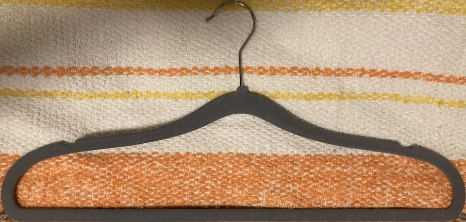 rutschfester grauer Samt-Kleiderbügel Hosenkleiderbügel Jackenbügel Hemdenbügel