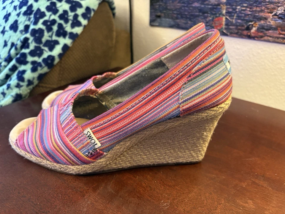 Zapatos de lona Toms para mujer rosa a rayas punta abierta cuña plataforma talla 9W Foto 4 de 4