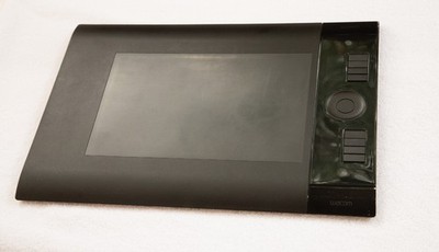 Wacom Intuos 4 PTK-640 Medium Graphic Tablet w/Pen, Mouse & Cable, works