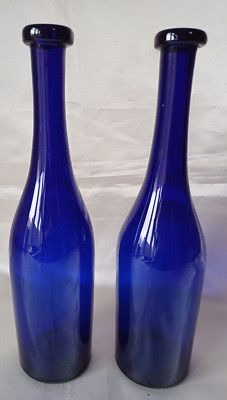 Ein Paar E. Victorian Bristol Blue Glas Wein/Spirituose Flasche Dekanter um 1830/40