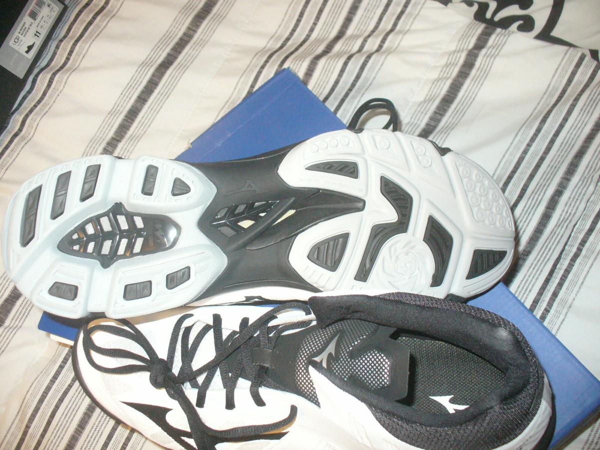 Mizuno Men's Wave Lightning Z4 High-Tops,Athletic Fitness,Sz 16M