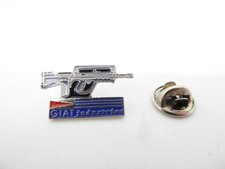 Pin's Pins Pin Badge - MILITAIRE - GIAT INDUSTRIE - FAMAS - FUSIL D'ASSAULT