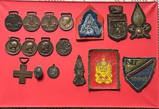 Lotto Medaglie fregi spilla Militari