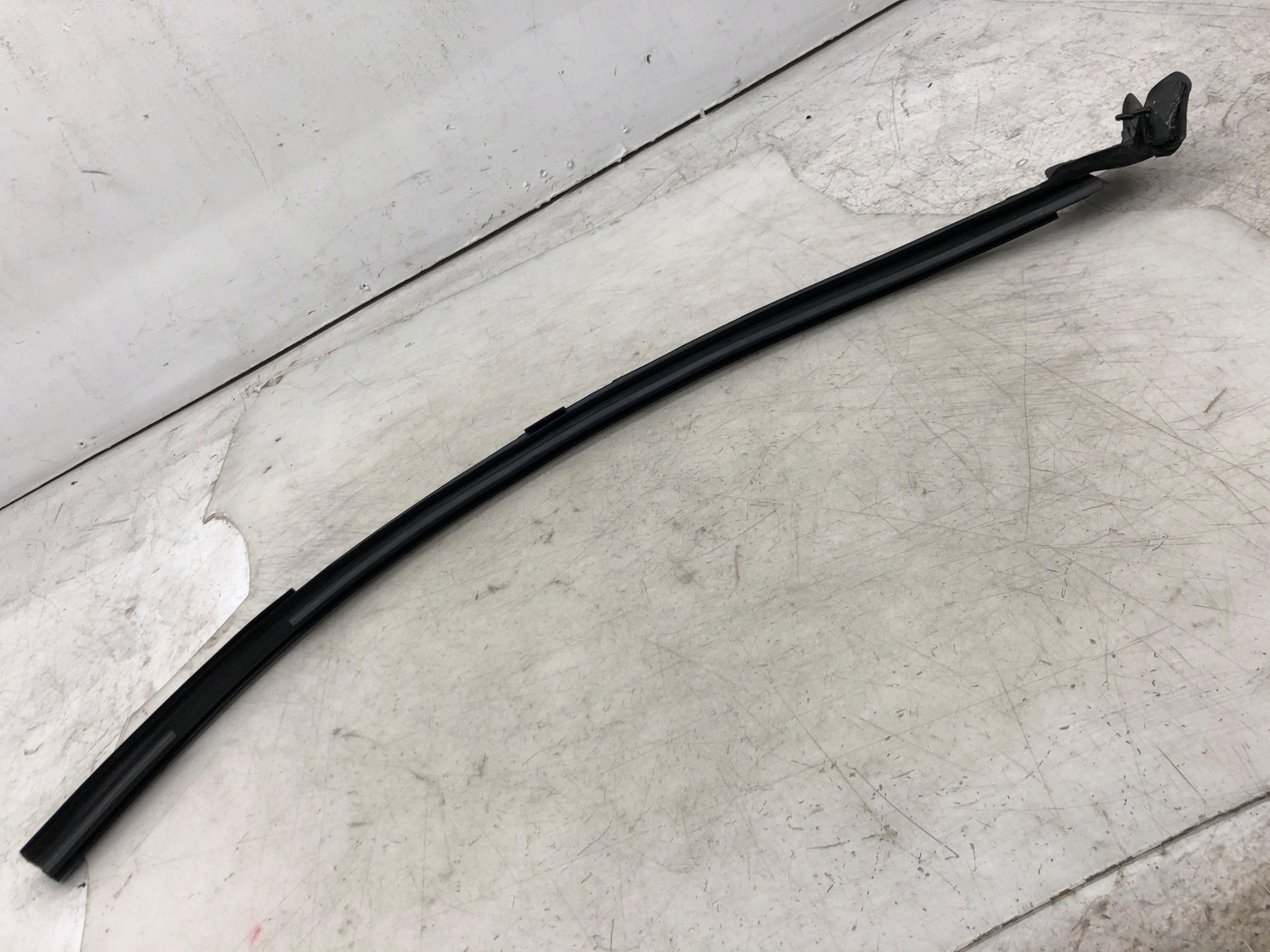 2020-2023 ASTON MARTIN VANTAGE RIGHT DOOR UPPER WEATSTRIP SEAL MY63-L20570-A OEM