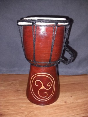 kleine, handgeschnitzte Djembe, eine seilgestimmte, hautbedeckte Kelchtrommel.