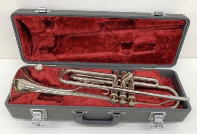 YAMAHA YTR-136 Trumpet with Case Mouthpeace Musical