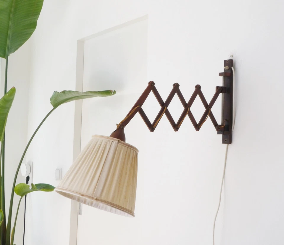 Lámpara de pared de tijera vintage, luz de acordeón extensible de madera danesa de mediados de siglo Foto 3 de 4