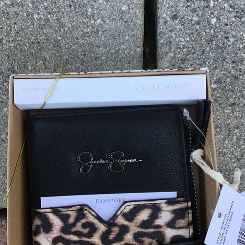 NWT Jessica Simpson Vacation Mode Passport Travel Wallet Black Leopard Gift Box - Picture 3 of 10