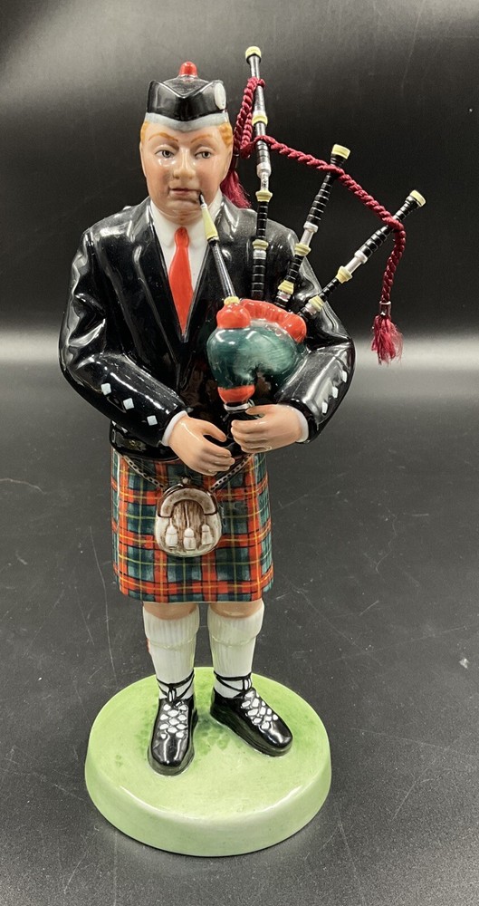 RARE Royal Doulton figurine - The Piper - HN3444 - Scottish Piper with Bagpipes