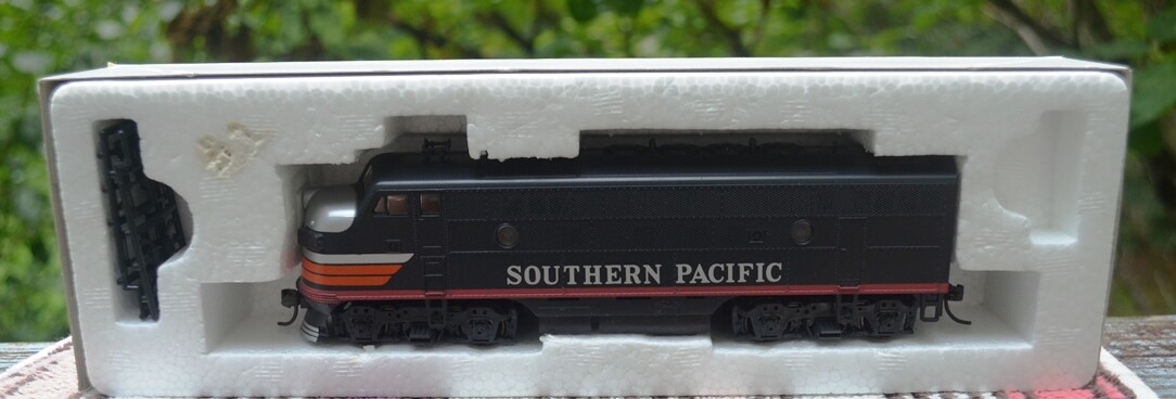 NEW VINTAGE STEWART HOBBIES HO SCALE SOUTHERN PACIFIC BLACK WIDOW LOCOMOTIVE