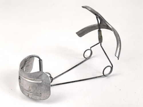 Deutschland nach 1945, Gasmaskenspanner aus Aluminium , datiert 1960