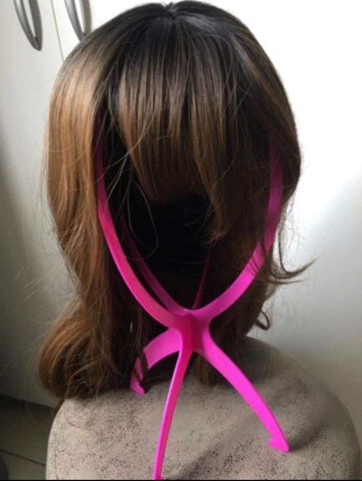 Peluca Fibra Térmica Casi Natural Hermosa Algarroba Color Marrón Foto 2 de 4