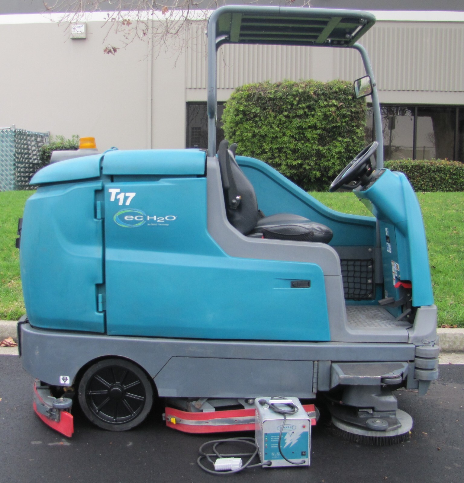 Tennant T17 EC H2O 40" Ride on Floor Scrubber 36V Battery Powered Disc