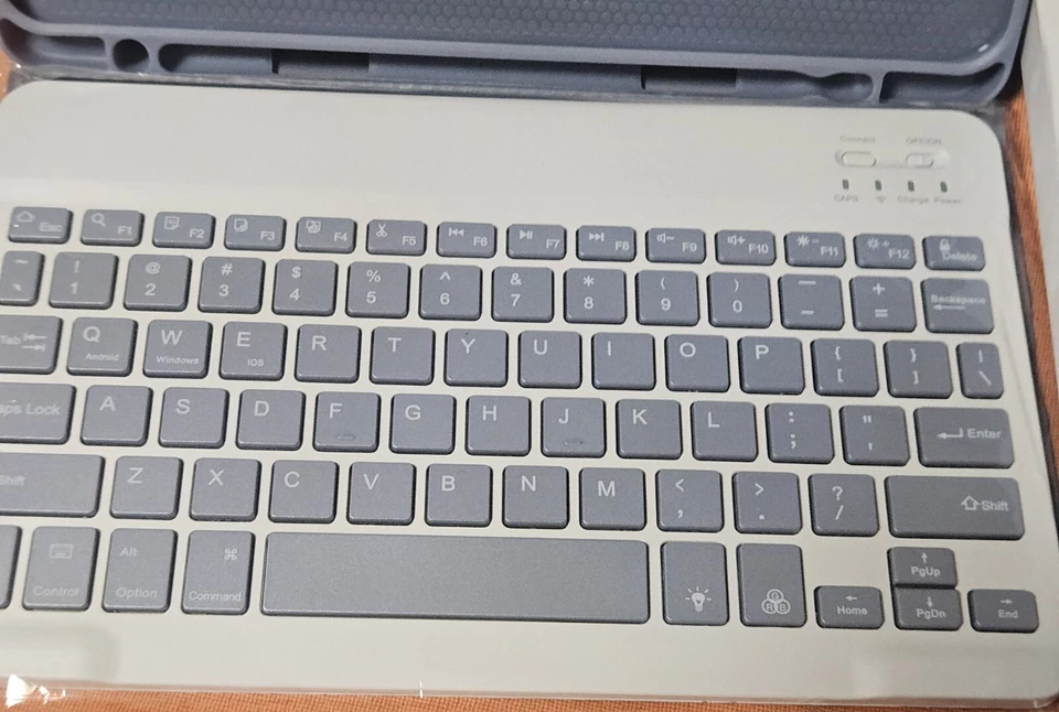 NEW in Box Ipad 11 Pro Keyboard Folio Case - Image 3 of 4