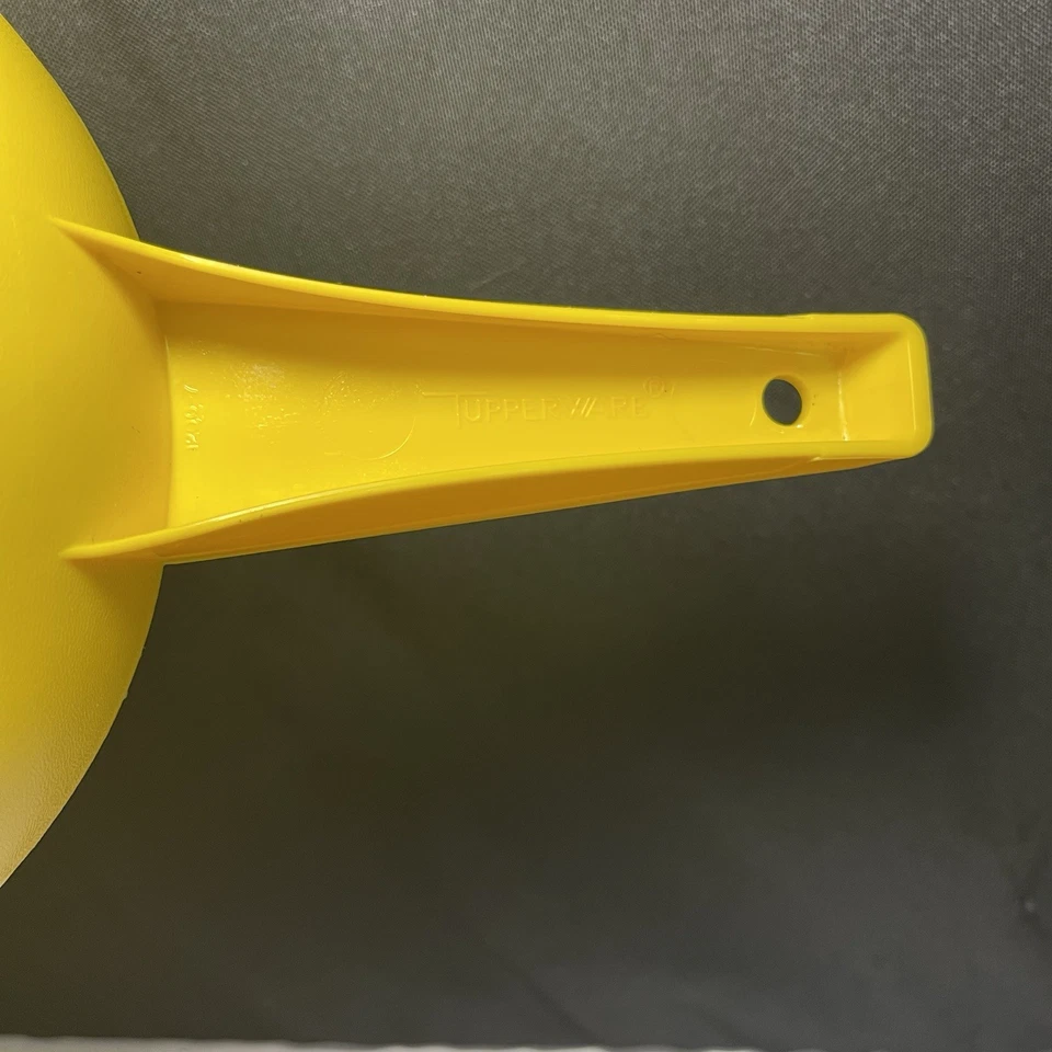 Vintage Tupperware 1 Quart Yellow Colander Pasta Strainer 1200 - Image 3 of 4
