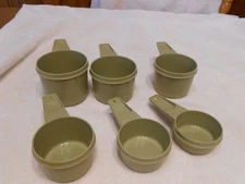 vintage tupperware green measuring cups