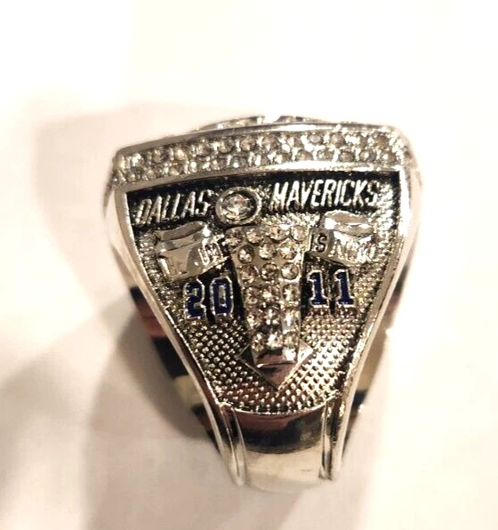 Anillo de Campeonato Dirk Nowitzki 2011 Dallas Mavericks con Caja de Presencia de Madera Foto 3 de 3