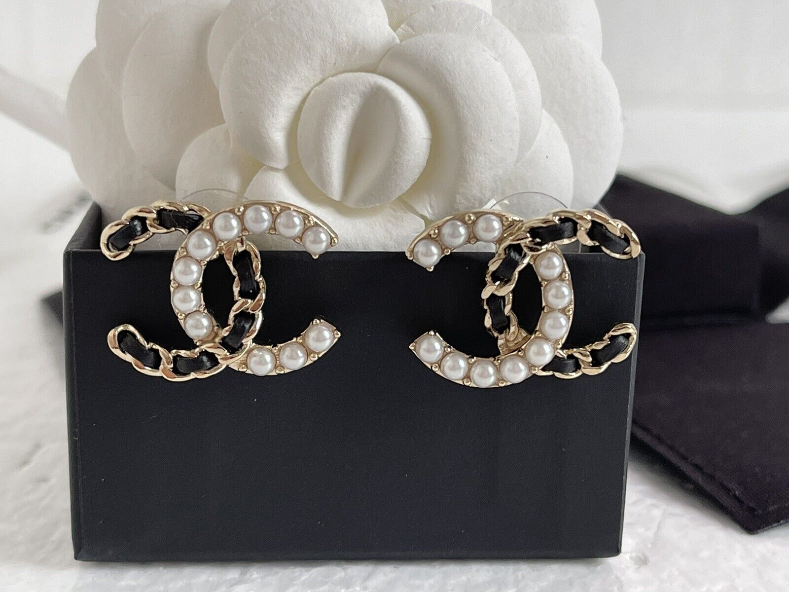 pearl chanel cc earrings silver
