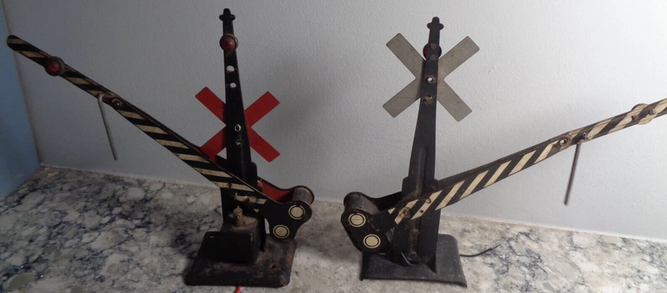 2 VINTAGE MARX O SCALE TIN CROSSING GATE SERVICED WORK WELL - Image 2 of 3