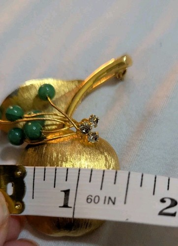 Vintage Hattie Carnegie Apple Brooch Gold Tone Jade Figural Pin Unsigned 1960s - Picture 12 of 13