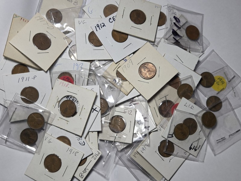 LOT OF APPROX 285+ 1909-1958 1C Mixed Lincoln Wheat Cents Pennies In 2x2 Flips